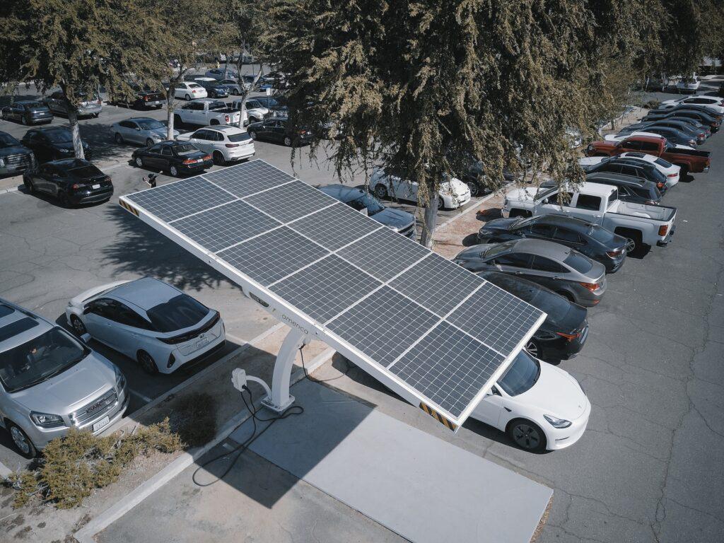 Ein Solar Carport auf einem großen Parkplatz