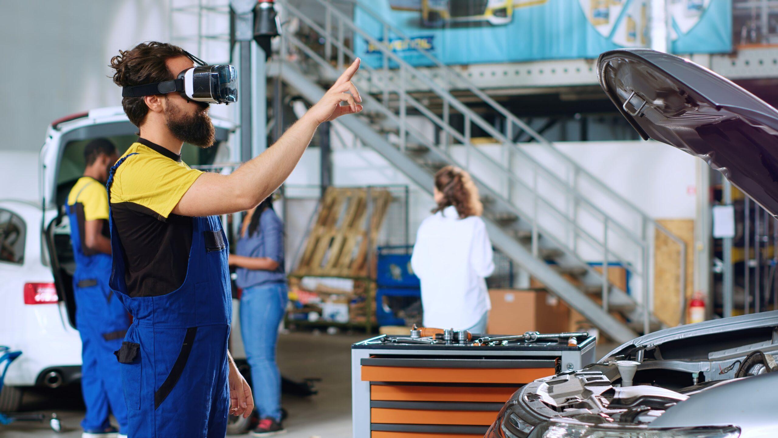 Ein Mechaniker steht mit einer VR-Brille an einem Auto und überprüft den Schaden 