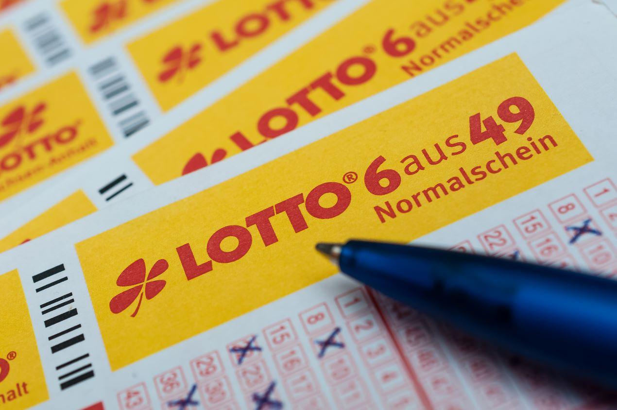 Detailaufnahme eines Lotto 6 aus 49 Spielscheins mit Kugelschreiber. Ideal zur Veranschaulichung von Vorhersagemethoden für Eurojackpot Zahlen.