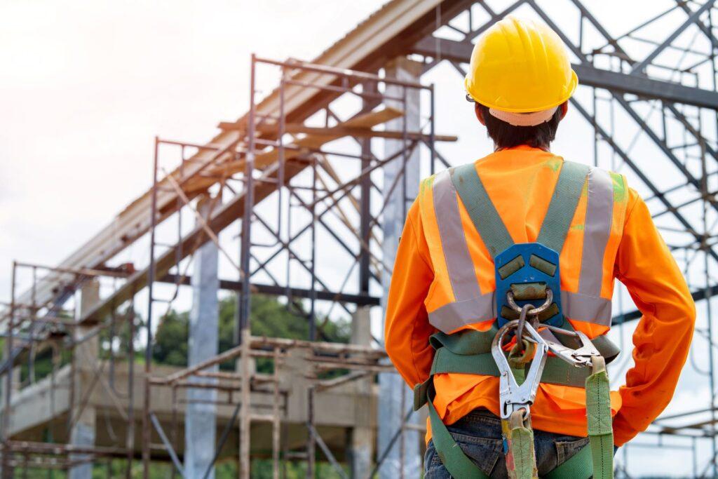 Bauarbeiter mit Schutzkleidung auf Baustelle