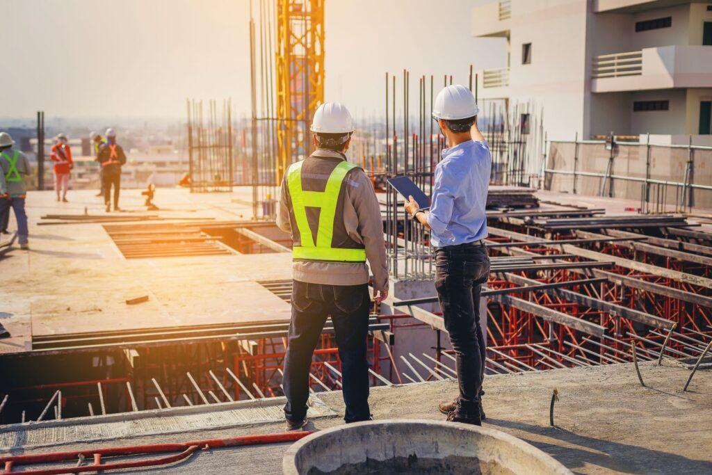 Zwei Bauleiter auf einer Baustelle