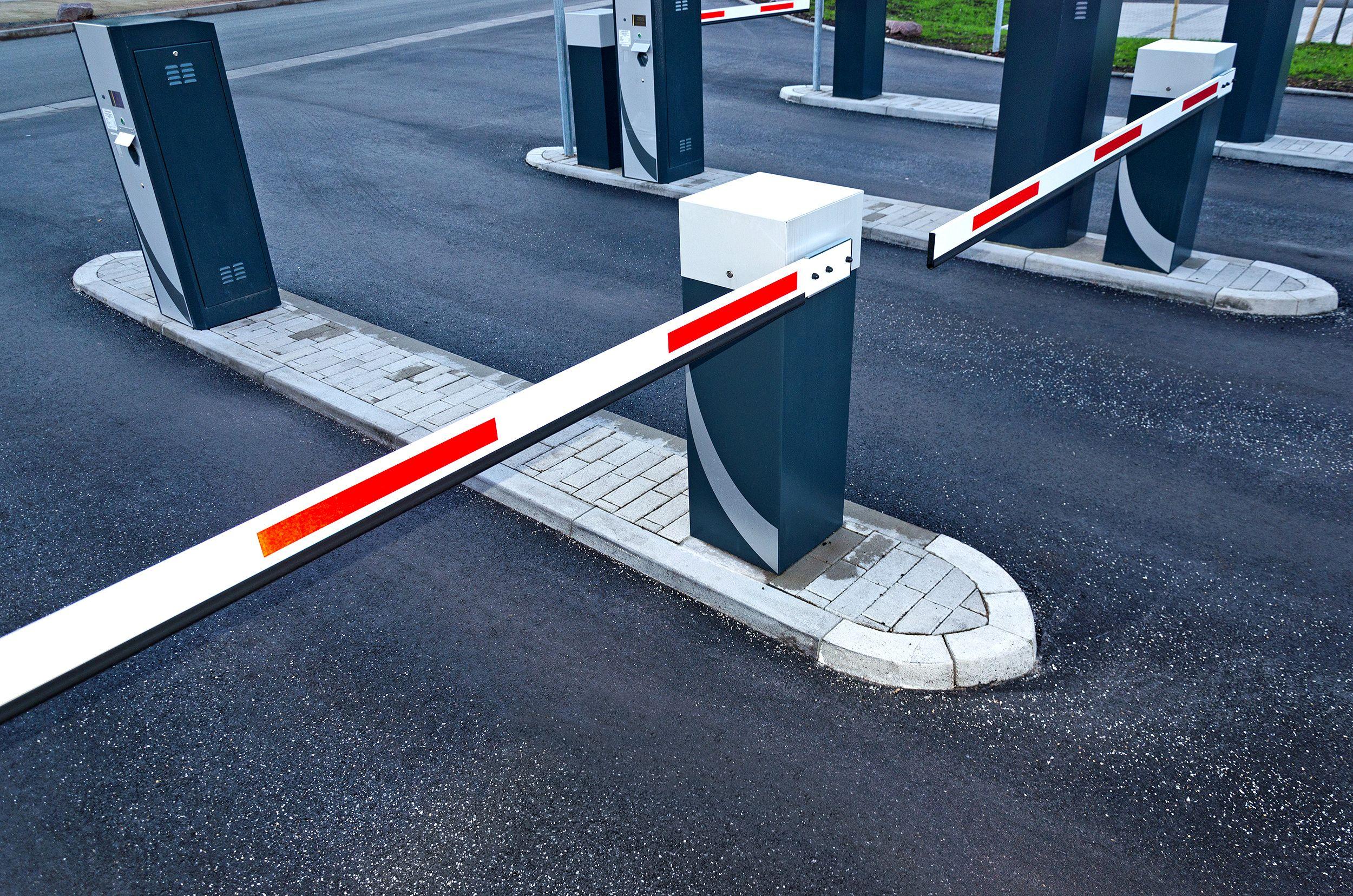 Elektrische Schranke und Temposchwellen am Eingang zu einem Parkplatz