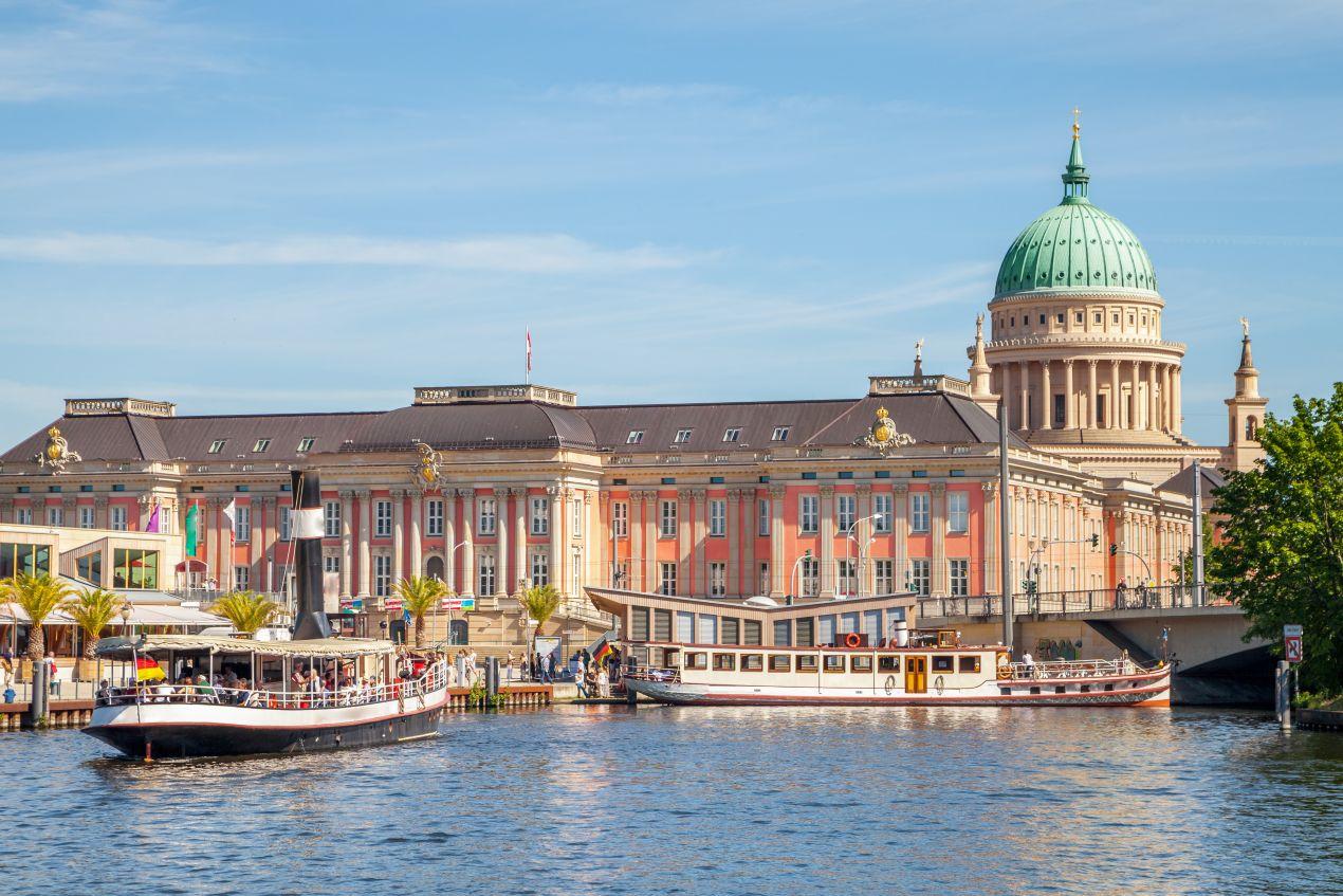 Rechtsanwalt Potsdam Strafrecht – Blick auf Stadtschloss Potsdam mit Havel und Ausflugsschiffen