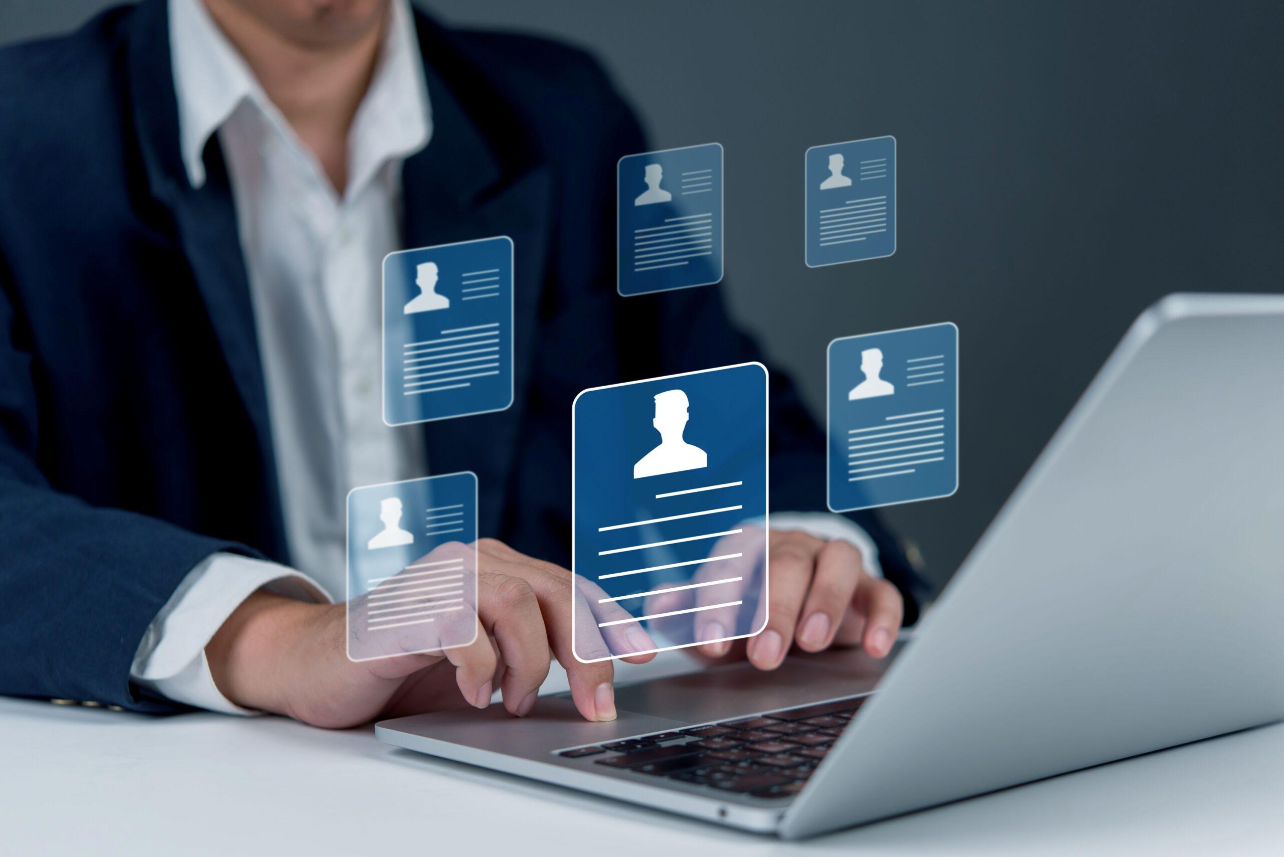 Arbeitsschutz E-Learning: Business-Person arbeitet am Laptop mit digitalen Schulungsprofilen für Mitarbeitende