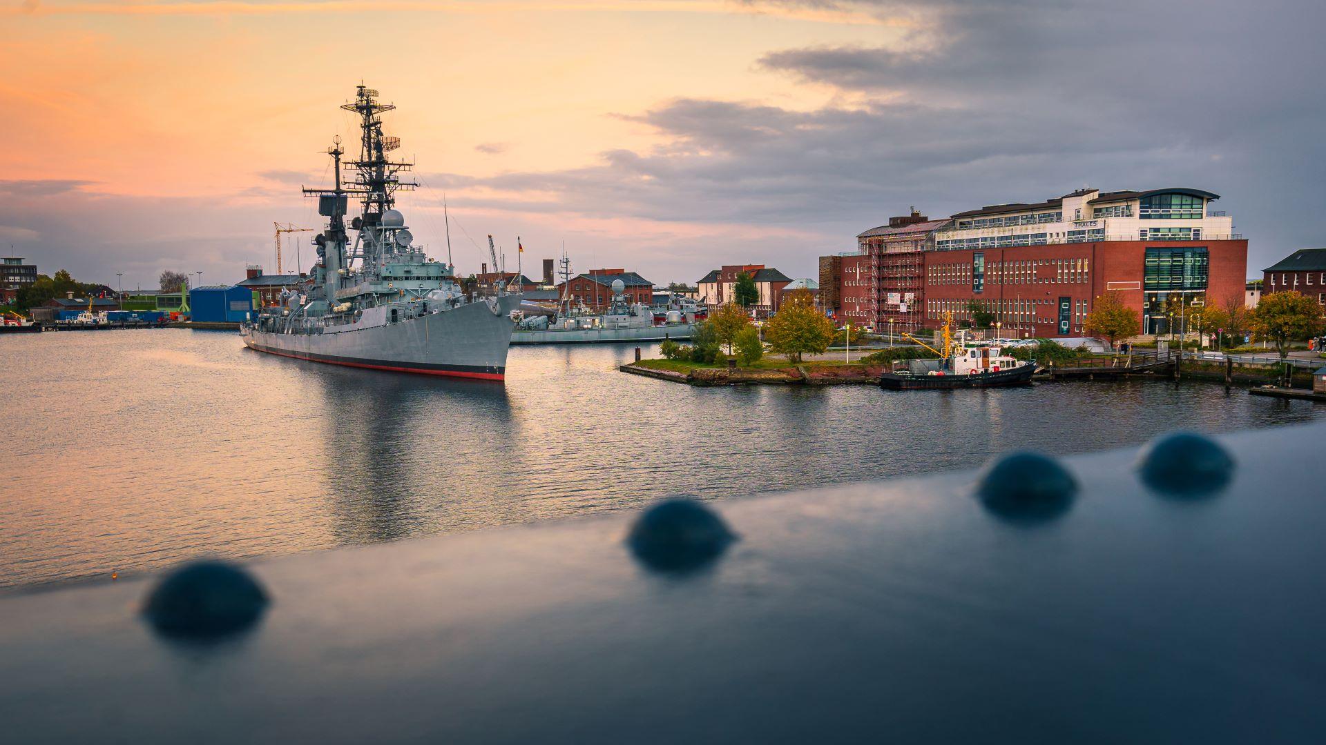 Wilhelmshaven Hafenansicht mit Kriegsschiff bei Sonnenuntergang Türen Wilhelmshaven