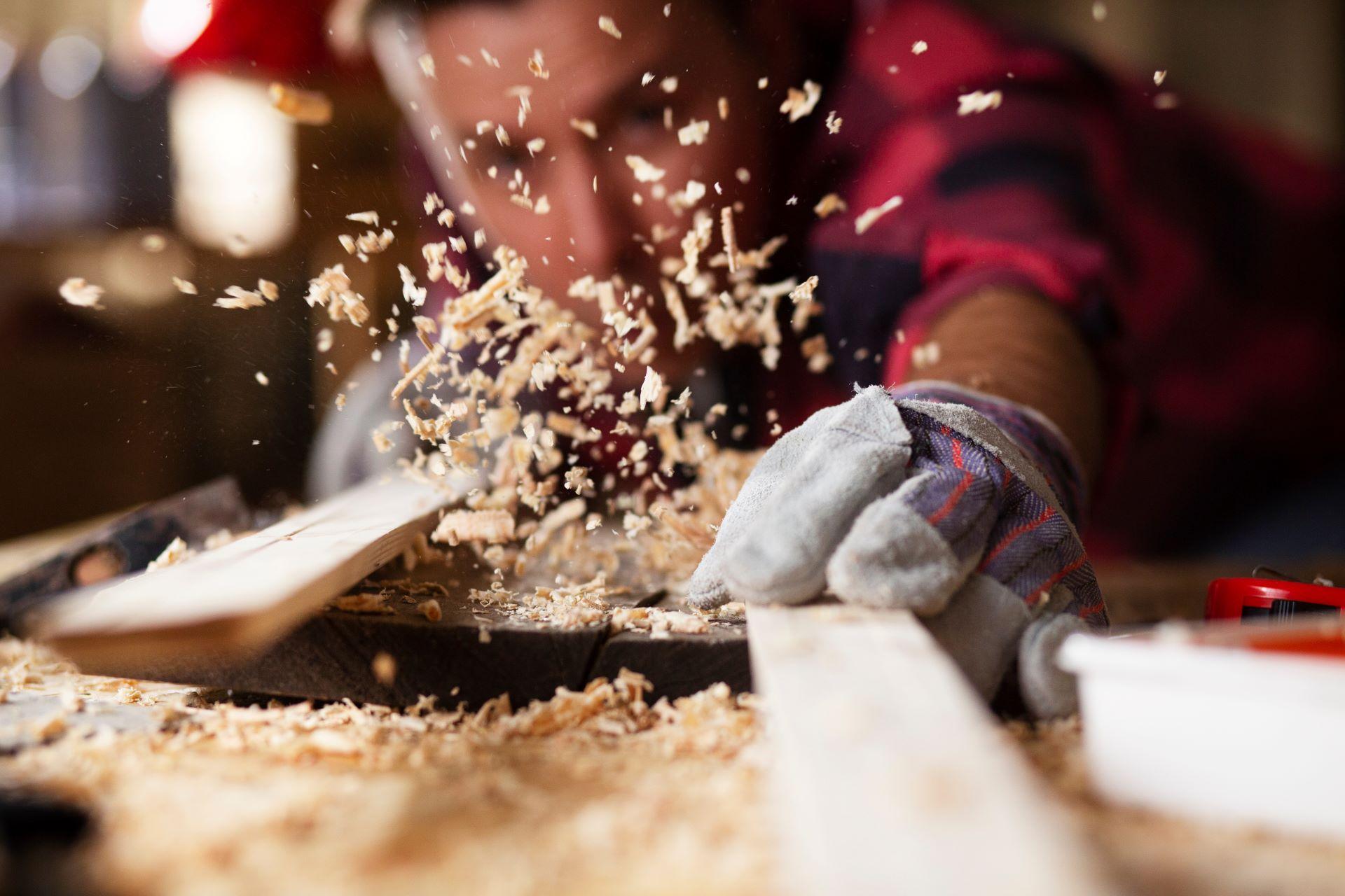 Handwerker bearbeitet Holz mit Spänen Türen Wilhelmshaven