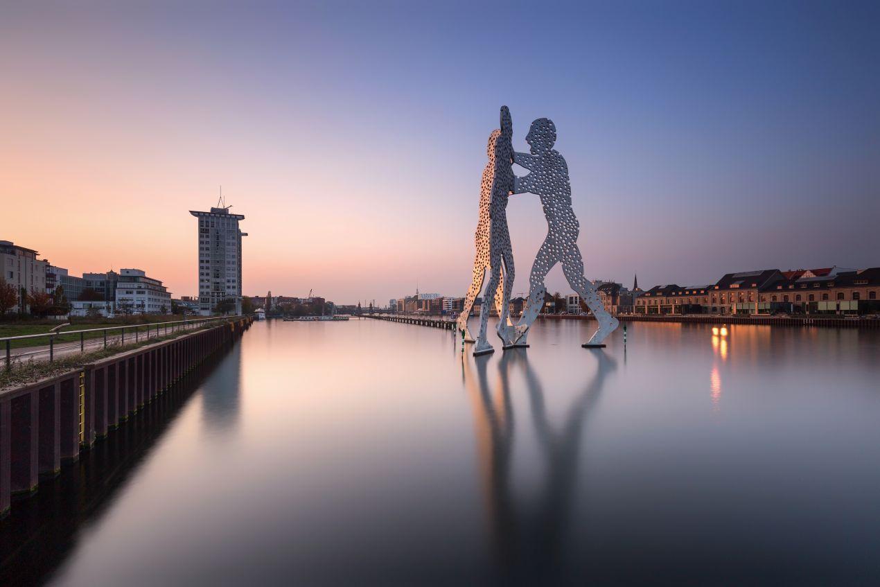 Abendstimmung mit Molecule Man in Berlin als Sinnbild fuer individuellen moebelbau berlin am urbanen Standort