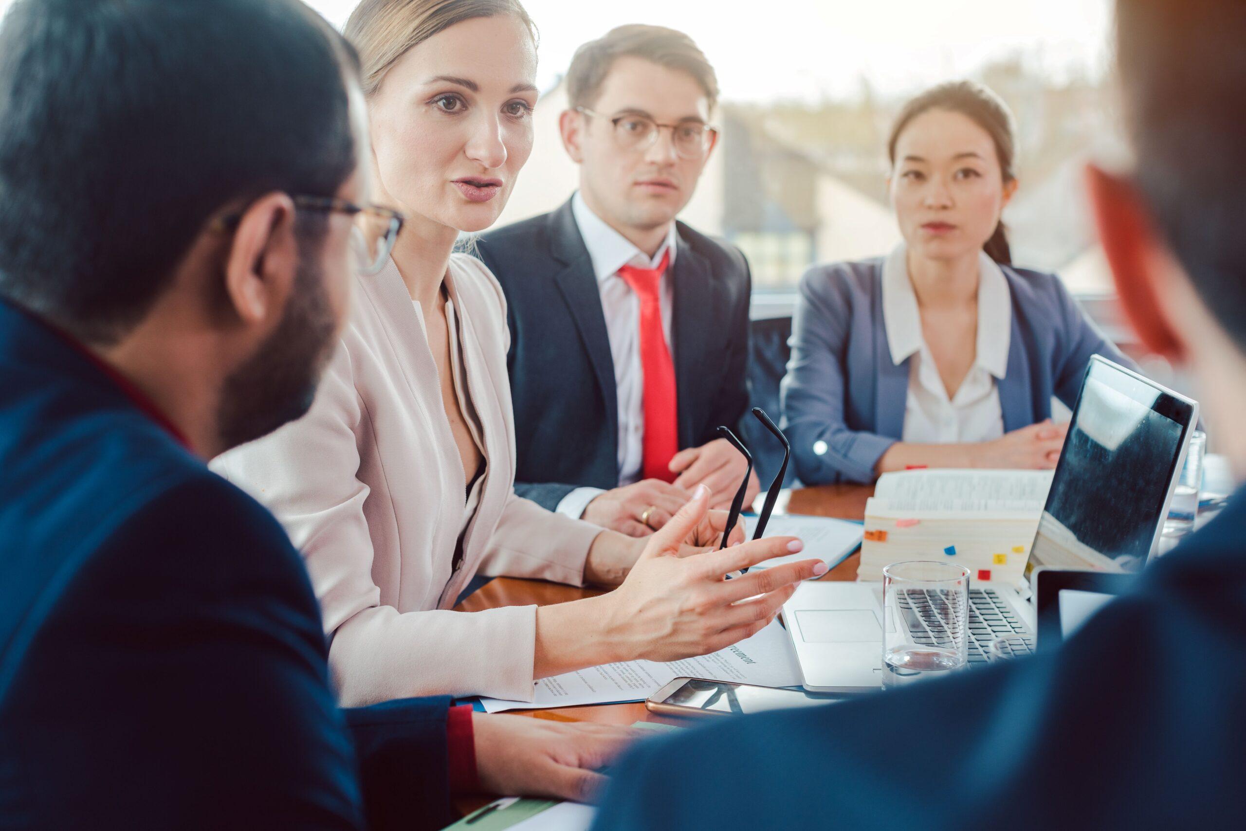 Teamgespräch im Unternehmen zur Umsetzung betrieblicher Sozialberatung in der Praxis