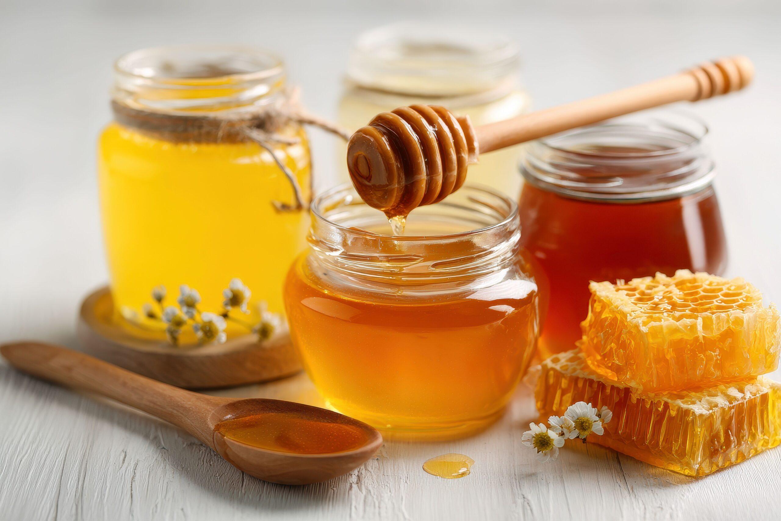 Verschiedene Honigsorten im Glas, ohne klare Kennzeichnung – Risiken beim Kauf von Manuka Honig MGO 400