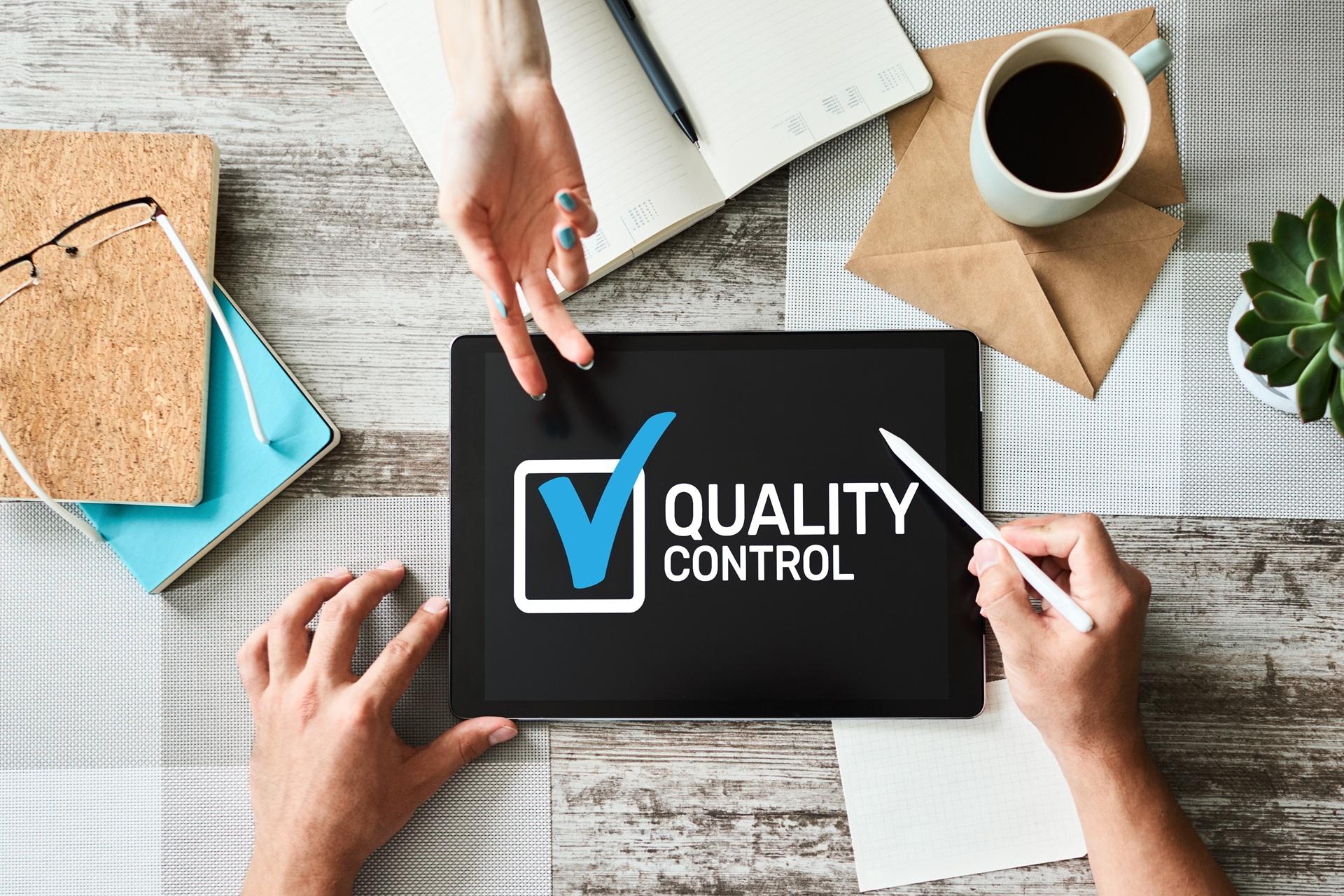 Tablet zeigt Quality Control mit Checkmark | Anwalt für Produkthaftung