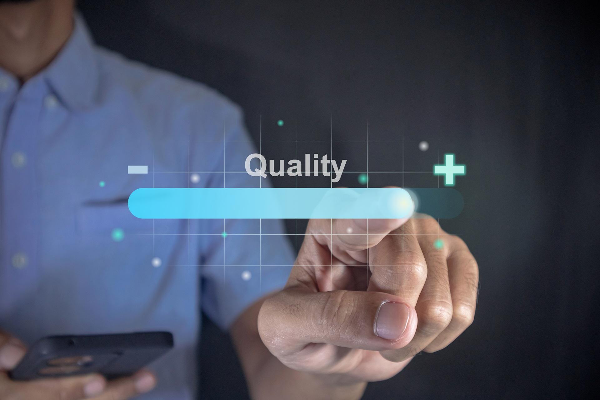 Digitaler Touchscreen zeigt Fortschritt der Produktqualität | Anwalt für Produkthaftung