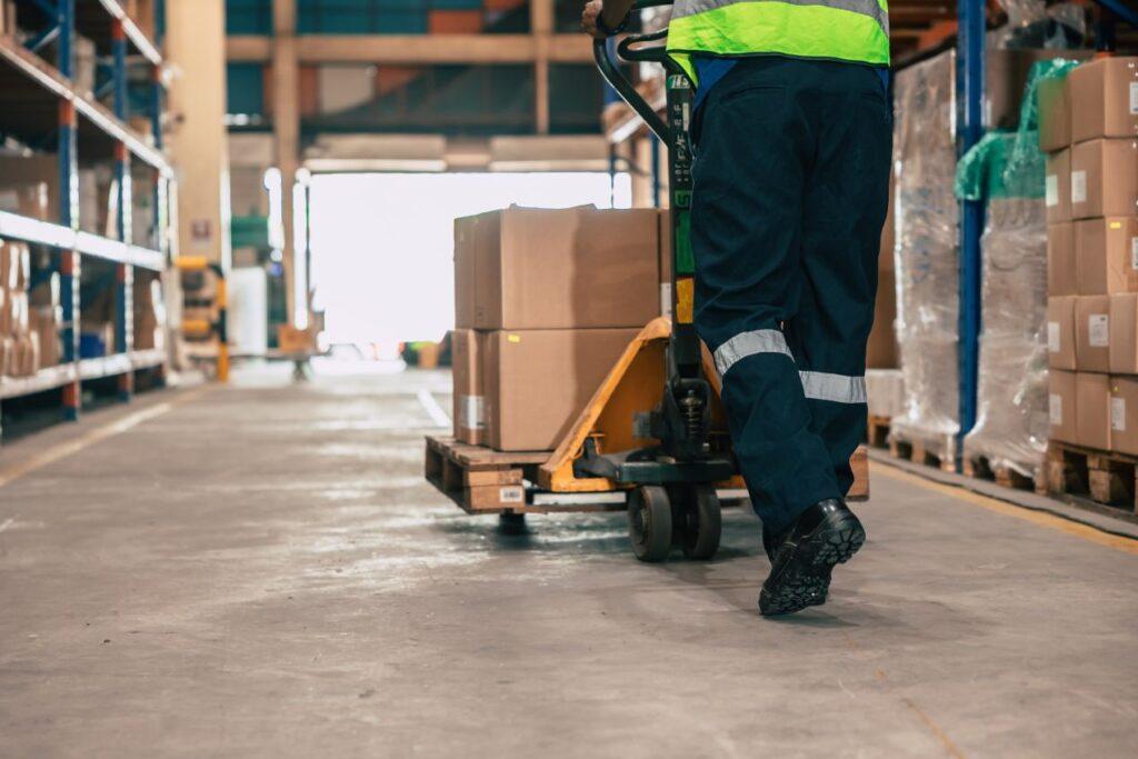 ogistik mit paketen im lager als teil der zustellung an paketbox xxl