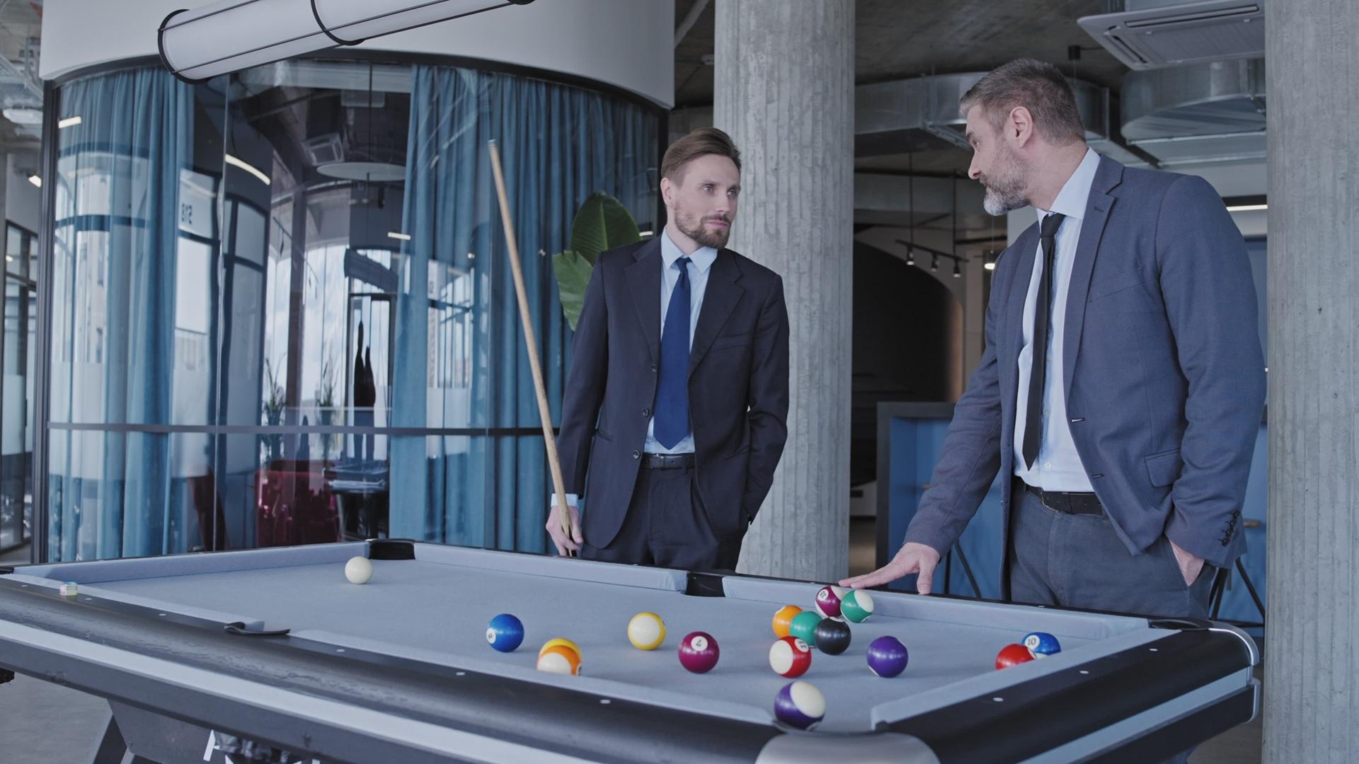 Geschäftsmänner sprechen am Billardtisch im Büro | Stahlwandpool oval Erdeinbau